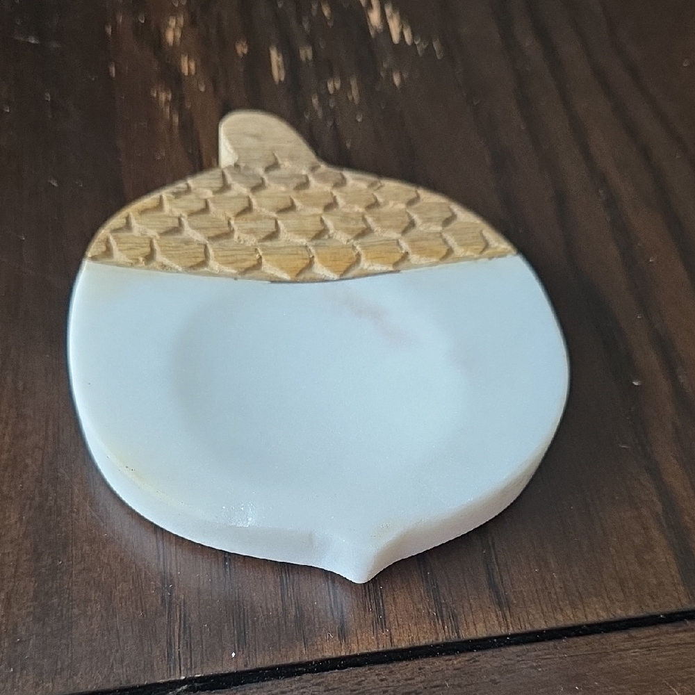 Mud Pie Acorn Ceramic Art in Cream and Tan